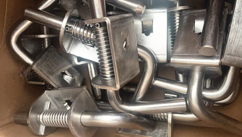 Spring loaded bolt Latch Spring loaded bolt Latch